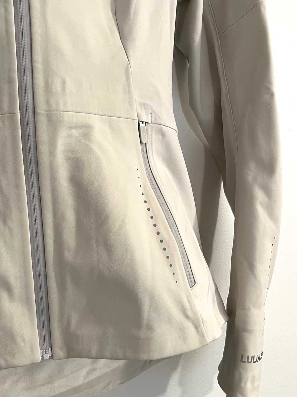 Lululemon Womens Cross Chill Performance Jacket in Bone - Picture 8 of 9
